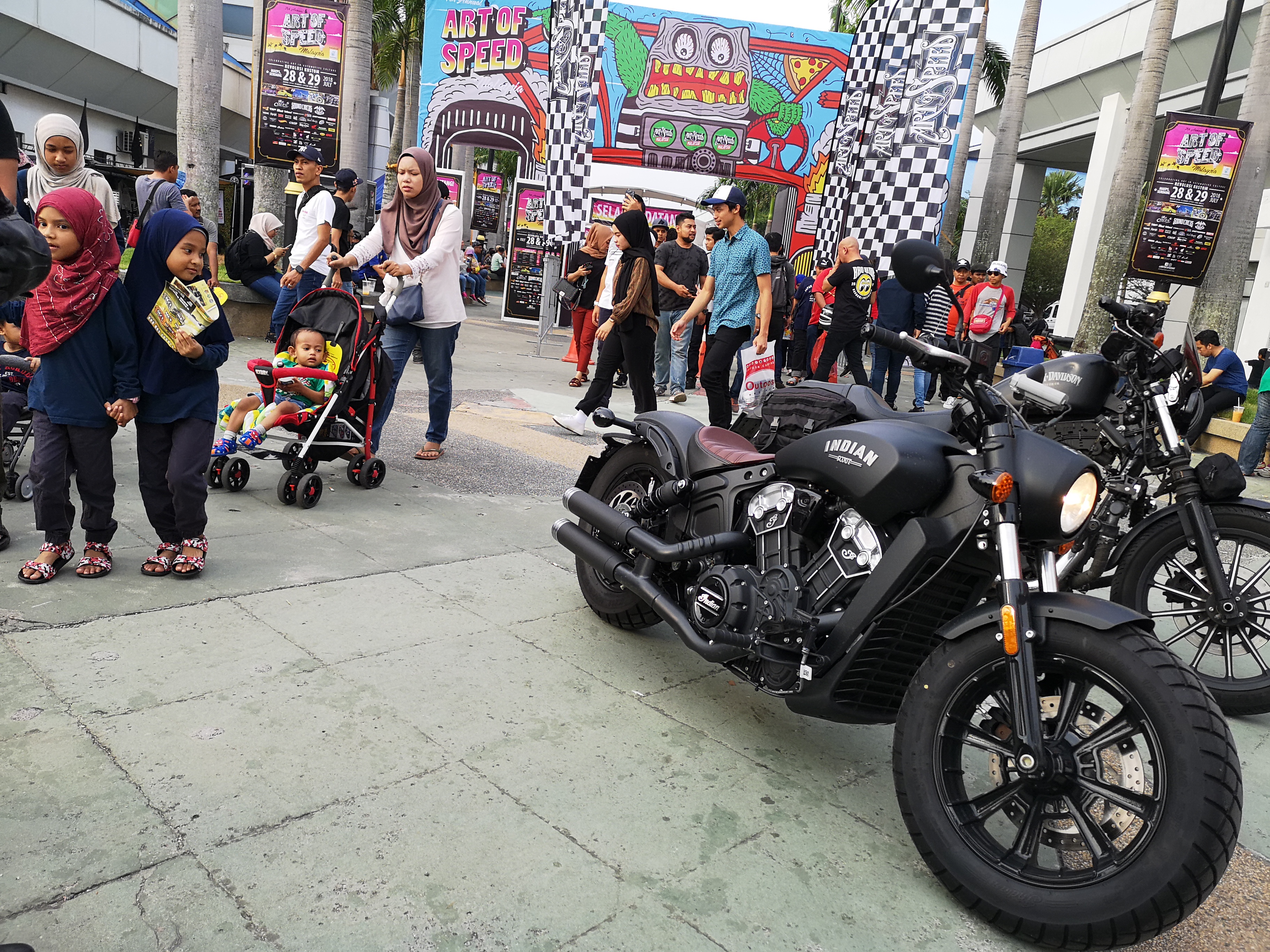 2018 Indian Scout Bobber – Riding to The Art of Speed 2018